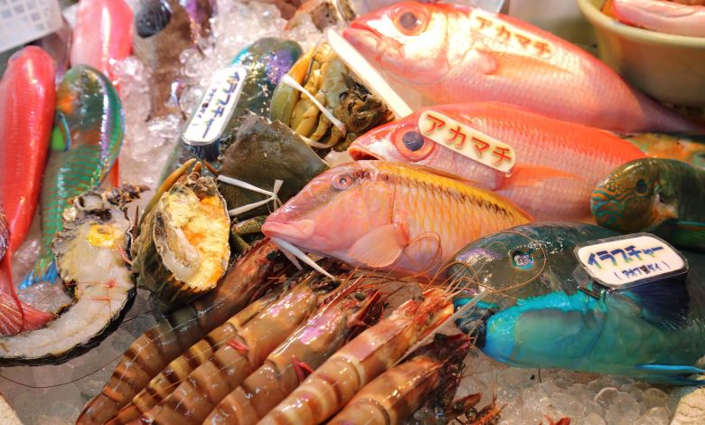 Photo of 【沖縄】カラフルな鮮魚がその場ですぐに食べられる!「牧志公設市場」